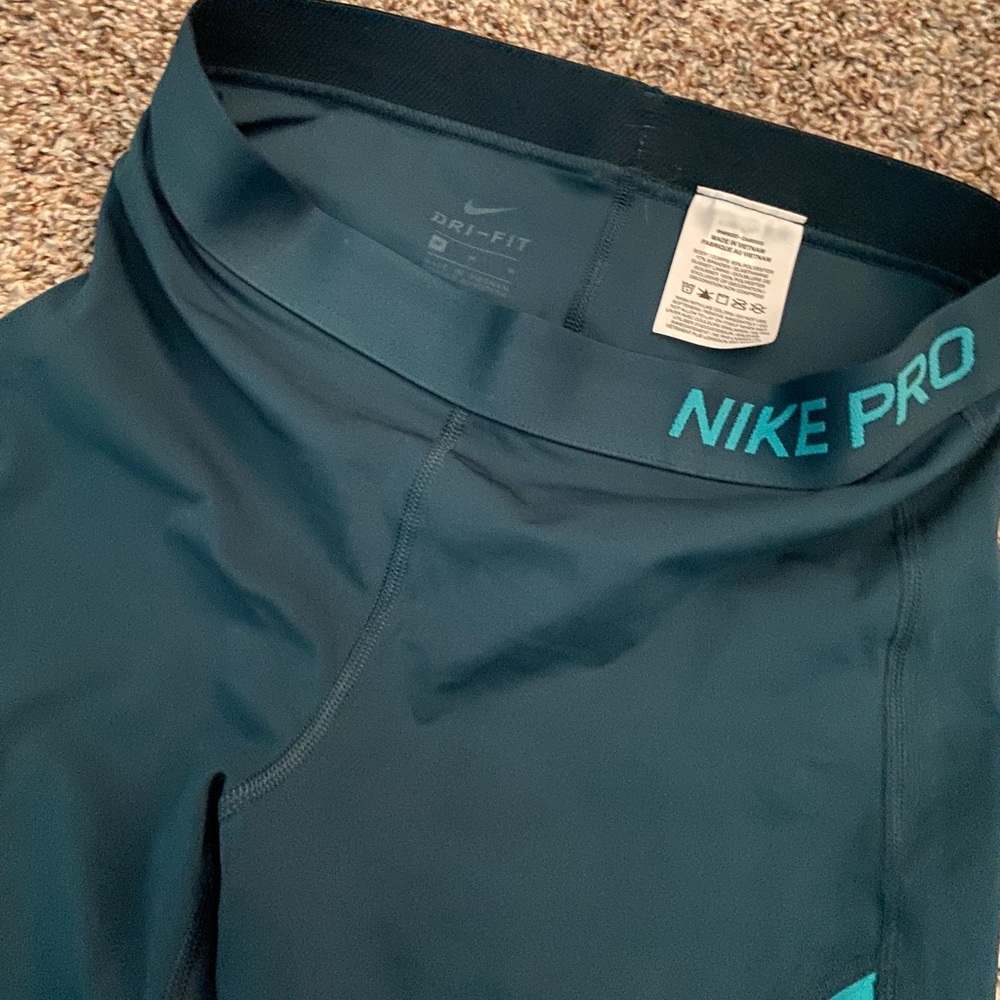 NWOT Nike Pro capris - Picture 3 of 4